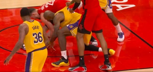 实盘杠杆配资 正是奋斗的年纪！詹姆斯切球后倒地拼抢地板球 拿到争球机会