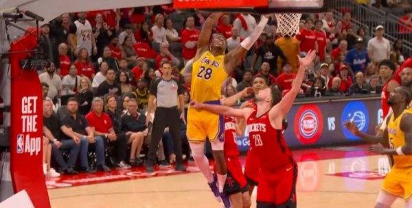 正规配资之家门户 战术很明确！湖人耐心传导 最终八村塁强吃谢泼德得手