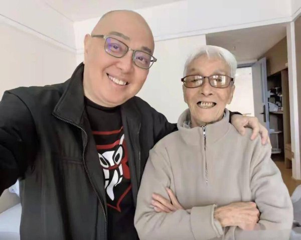 互联网配资平台 87岁港星拒治癌症住深圳养老院，老友半跪探望看哭全网